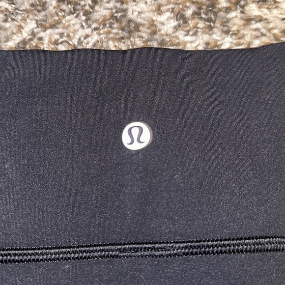 NEVER WORN BLACK LULU LEMON CROPPED LEGGINGS - Picture 3 of 4